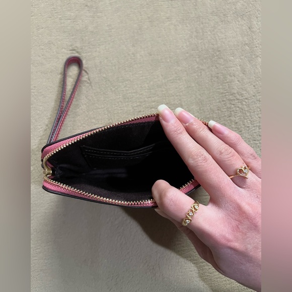 Pink Coach Metallic Wristlet 💌🎀 - Picture 4 of 4